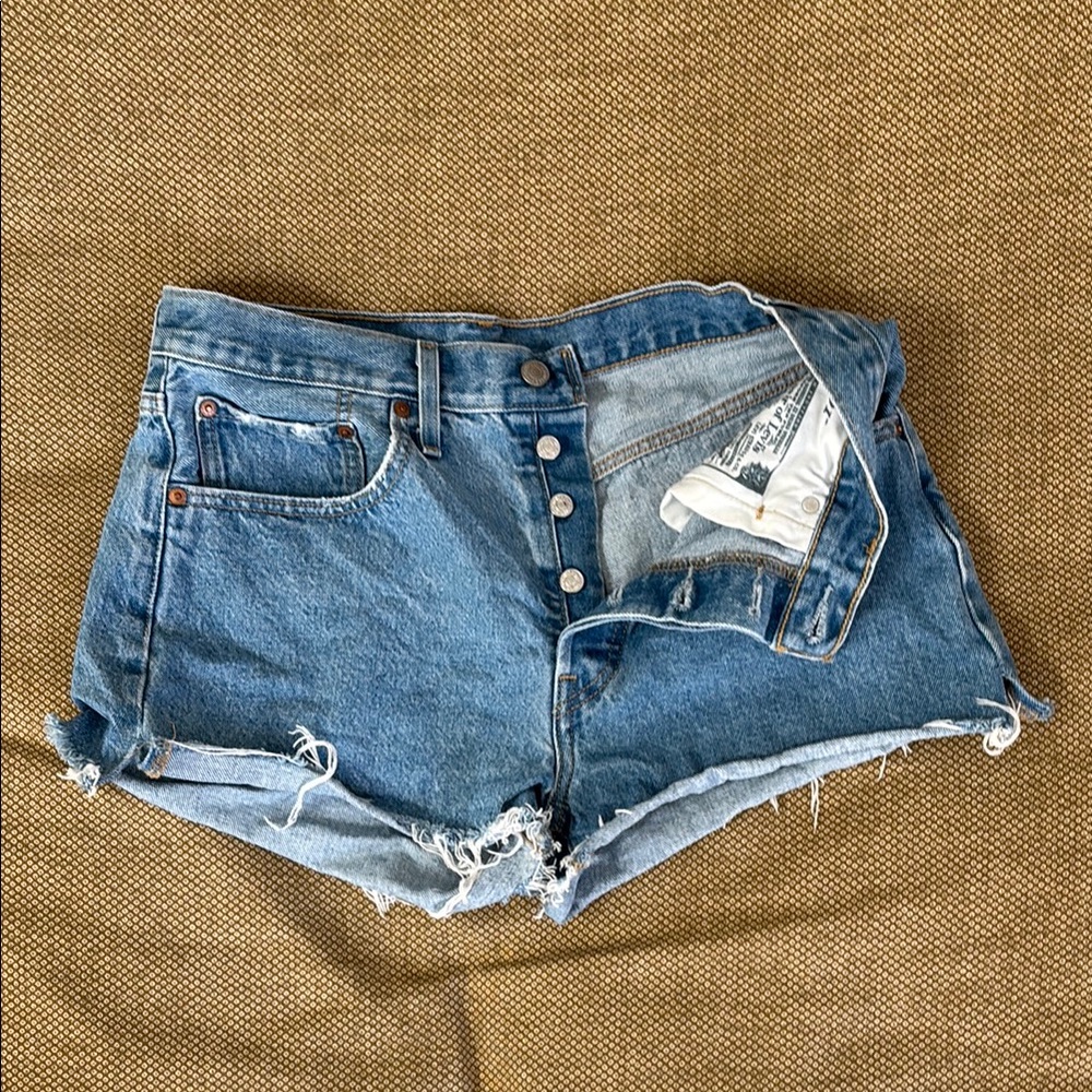 Levi 501 Jean shorts
Size W30
